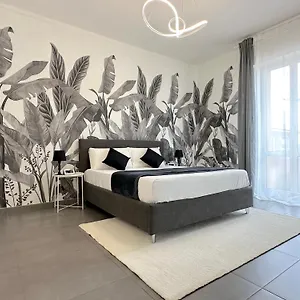Laura Relais , Bologna Italia